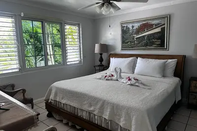 Image de Pollyanna “the happy place”  1 bedroom luxury apartment, with enclosed balcony