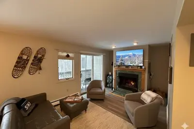 Image de Cozy 3-bedroom townhome in West Dover, steps from the magic carpet