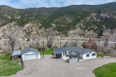 Image de New! Riverfront Yellowstone Retreat | Hot Tub & Sauna