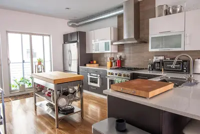 Image de 4br + garage + Ev charger + rooftop deck in South Philly. Spacious and modern.