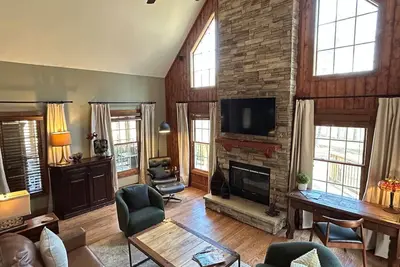 Image de Lakeside Cabin minutes to Asheville