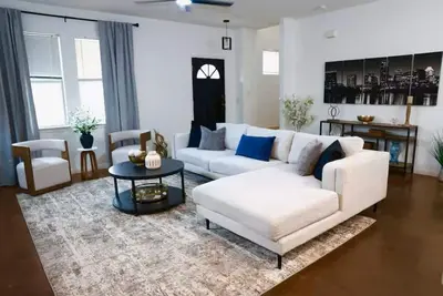 Image de East Austin Group Getaway | Near Dt + Nightlife