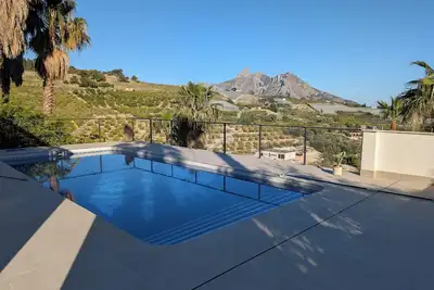 Studio in quiet natural setting - pool & sea view