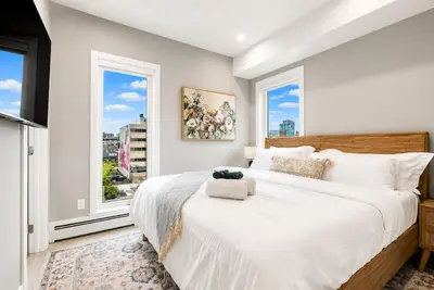 Image de Brand New King Bed Condo w Gym Stampede & 17 Ave