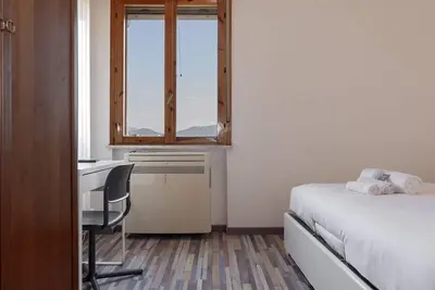 Image de Scopri il comfort del nostro bilocale, situato nella tranquilla zona di Cisanello, a Pisa. L'appartamento, completamente nuovo, è ideale per coppie, famiglie o viaggiatori singoli in cerca di un soggiorno moderno e confortevole. L’appartamento è dotat
