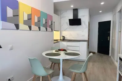 Image de Sira – Central Studio w/ Balcony – Sleeps 3 – 10min to Beach
