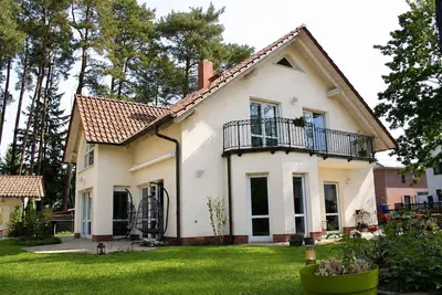 Image de Villa de plage dans la pinède – Lits king-size, bien-être & lacs pour jusqu’à 11 personnes