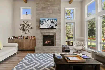 Image de New! Luxury Bend Escape | Hot Tub | Golf Course Views