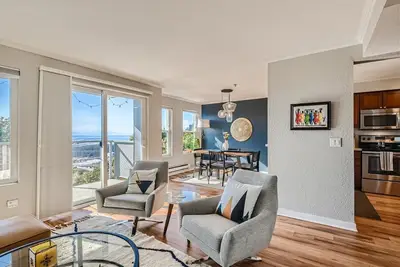 Image de Bay and Mountain Views with Pool and A/C!