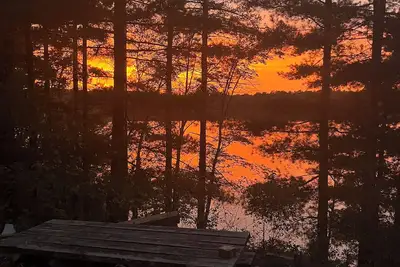 Image de Cozy, peaceful cottage on quiet lake. Relax and unwind with a 180 lake view.