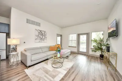 Image de Houston Luxury Apartment: Features a rooftop pool, city views, and king-size beds.