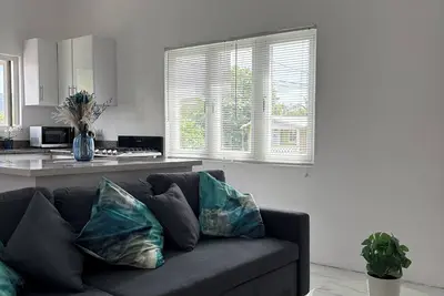 Image de Modern 2bd Aqua Apt with a stunning rooftop patio for sunbathing/relaxing, Bbq.