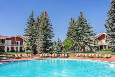 Image de King Pool | Little America | Poolside Stay, Seasonal Pool, 80-Acre Resort Grounds