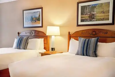 Image de Little America | 2 King | Western Luxe, Private Lodge Feel, Gardens + Lounges