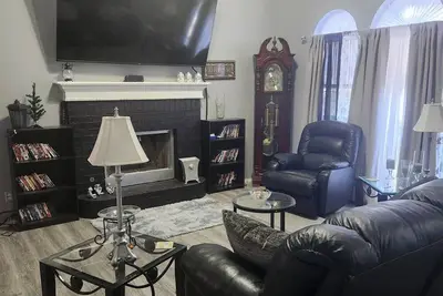Image de Beautiful 4-bedroom corner house 5 min from downtown friendly Tulsa neighborhood