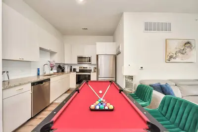 Image de Houston luxury apartment: Pool, gym, game room, and a rooftop deck!