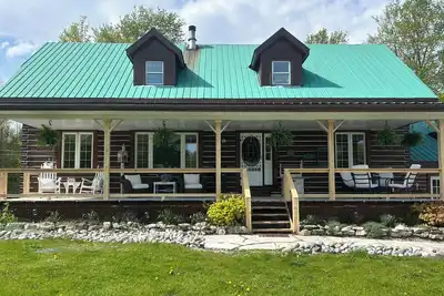 Image de Meadowland Log Home w front porch sitting, includes cozy basement 2 bedroom apt.