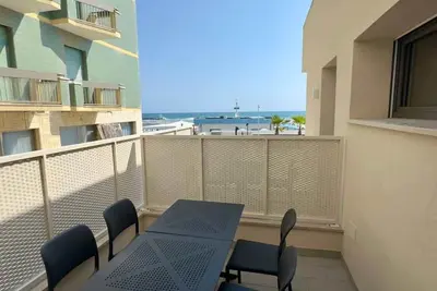 Image de Appartement de vacances avec climatisation, Internet et balcon avec vue sur la mer