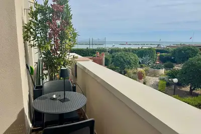 Image de Appartement de vacances avec climatisation, Internet et balcon avec vue sur la mer