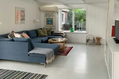 Image de Maison de vacances rouge suédoise de Kalø Vig avec vue sur la mer