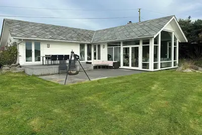 Image de Chalet moderne avec vue sur la mer à Bokn
