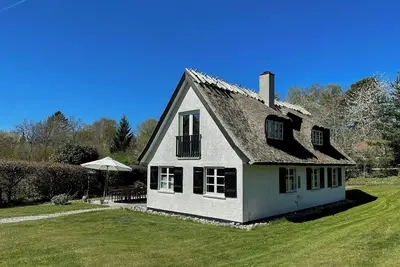 Image de Une maison de vacances idyllique au toit de chaume, à quelques pas du bord de mer
