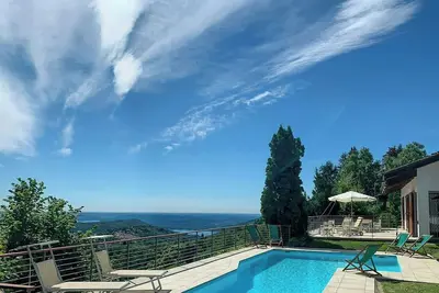 Image de Villa avec piscine et vue sur le lac Majeur