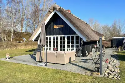 Image de Maison de vacances au toit de chaume avec faune sauvage à Kramnitze