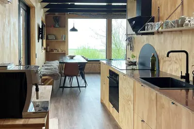 Image de Maison moderne en bois au bord du ruisseau Halkær