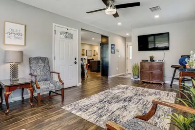 Image de 2 Mi to Stadiums & Ut Arlington! Stylish Home