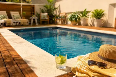 Image de Grande villa moderne avec piscine, billard & parking privé, 5min du centre-ville