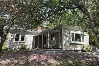 Image de Light, Bright Cottage Close to Bakers Pond