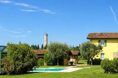 Image de Appartement dans une maison de vacances avec piscine, climatisation, Wifi, près de Sirmione
