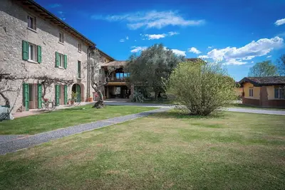 Image de Appartement dans une maison de vacances avec piscine, climatisation, Wifi, près de Sirmione