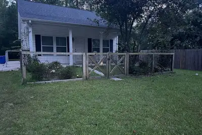 Image de 2-bedroom cottage in adorable Summerville with Ac comfort