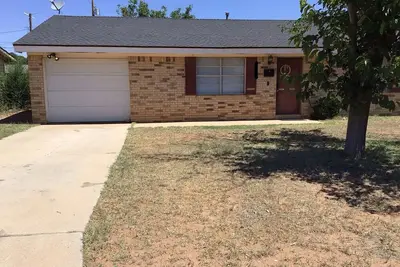 Image de 3-bedroom house in charming Midland with cool Ac