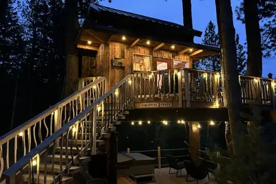 Image de Luxury treehouse with hot tub