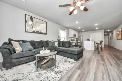 Image de New Modern Comfort, 4 bed, 2 bath. Close to Everything in Houston!