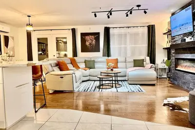 Image de High-end haven where Serenity meets Style and Fun| 5mins to airport| 5 car slots