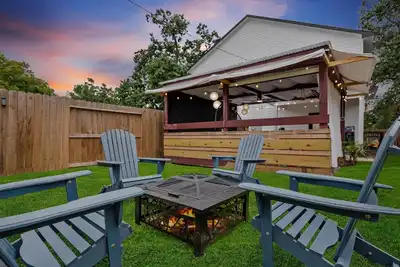 Image de Family Friendly, Fire Pit + Outdoor Movie. Cozy Modern Retreat. Near Nrg Stadium.