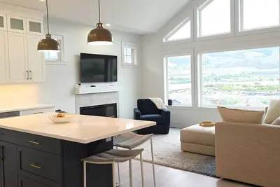 Image de Escape to this spectacular 4-bedroom, 4-bathroom retreat where luxury meets the lake.