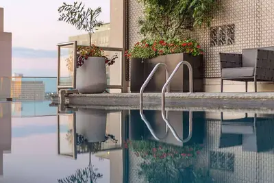 Image de Philly Skyline Stay with Rooftop Pool + Kitchen