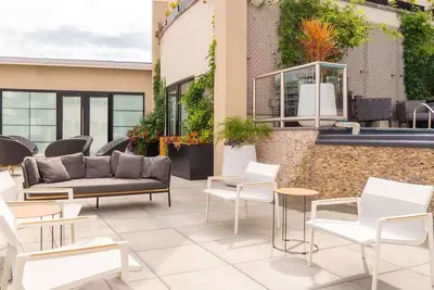 Image de Philly Skyline Views | Rooftop Pool + Full Kitchen