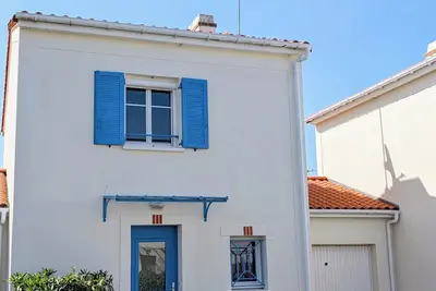 Image de La Maison Bleue\nGrande Plage - 200m\nMénage & Linge lit fournis