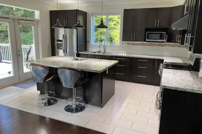 Image de Luxury Lake Retreat w/ Central Ac & 7 person Hot Tub