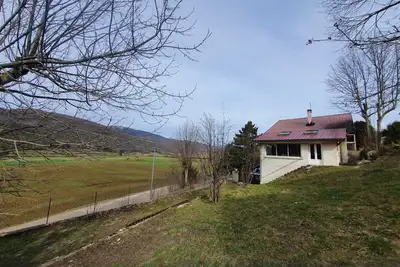 Image de Ancienne bergerie entourée de champs et montagnes