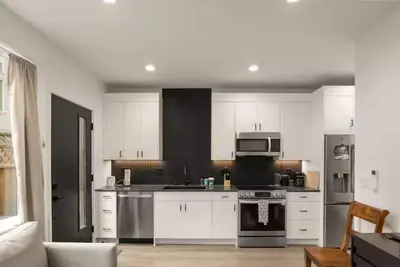 Image de 3bd Town Home w/pvt rooftop deck & shared patio