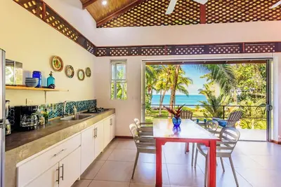 Image de Location A+! Beachfront & Ocean View A/C 2nd fl.