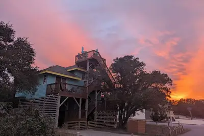 Image de Walk to Beach, Jacuzzi, Treetop Deck, 4wd Pass, Love Pets!