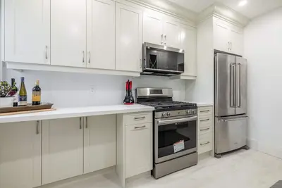 Image de 4 bedroom house central toronto walk to Younge Lawrence subway. Safe neighborhood